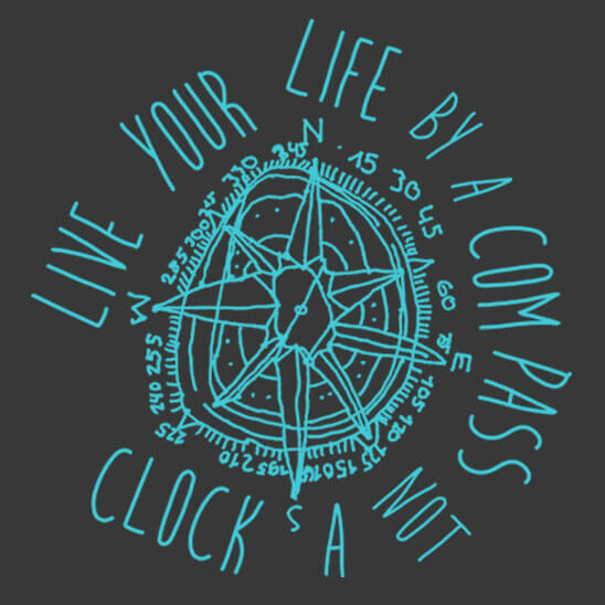 Ein sternenförmiger Kompass mit Kreisen darum herum. Eine Strichzeichnung in Türkis auf grauem Hintergrund. Zahlen und die Buchstaben N, S, O, W und Zahlen umrunden den Kompass und der Spruch Live your life by a compass not a clock.
