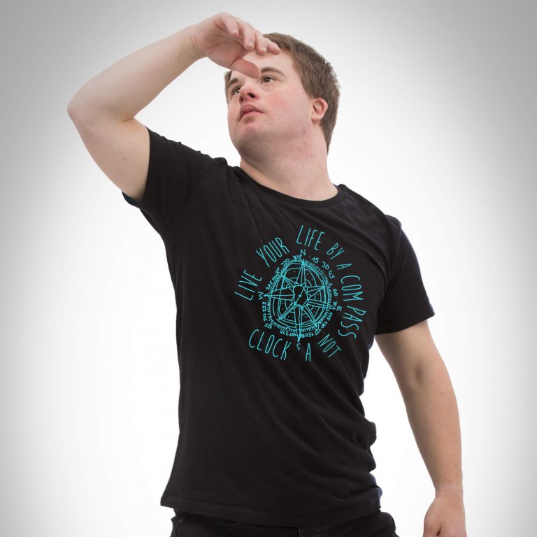 Mann trägt ein schwarzes Unisex Shirt mit dem Motiv Kompass von Künstler David Cheng