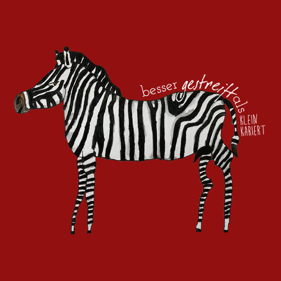 Ein einzelnes Zebra in schwarz- weiß. Das Zebra heißt Josef. Der Spruch dazu heißt besser gestreift als kleinkariert.