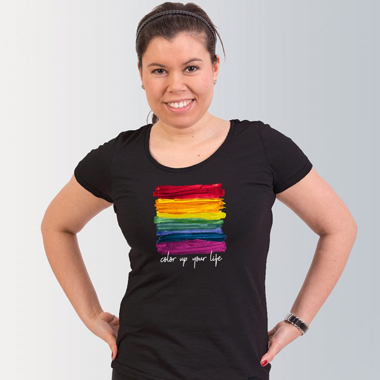 Frau trägt ein schwarzes Frauen Shirt mit dem Motiv Color Up von Künstlerin Andrea Mejia Rocha