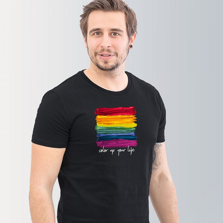Mann trägt ein schwarzes Unisex Shirt mit dem Motiv Color Up von Künstlerin Andrea Mejia Rocha