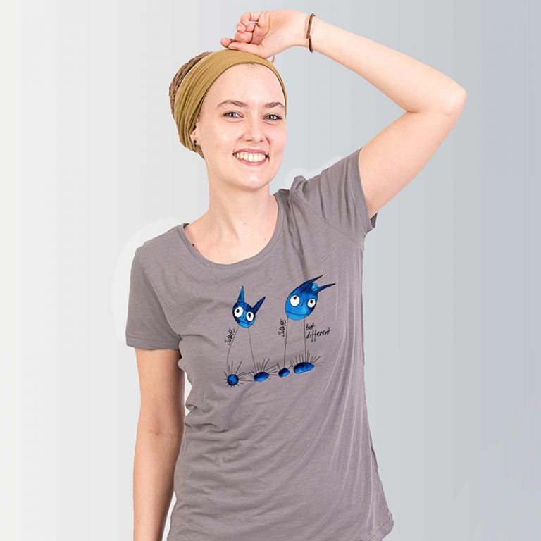 Frau trägt ein graues Frauen Shirt mit dem Motiv Der Sturm von Künstler Moritz Mittelbach