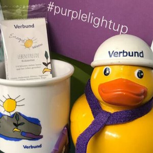 Verbund Emaille Tasse und Tee gestaltet für den Purple Light Up Day